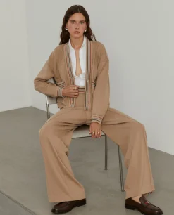 Casaco malha às riscas com bolsos