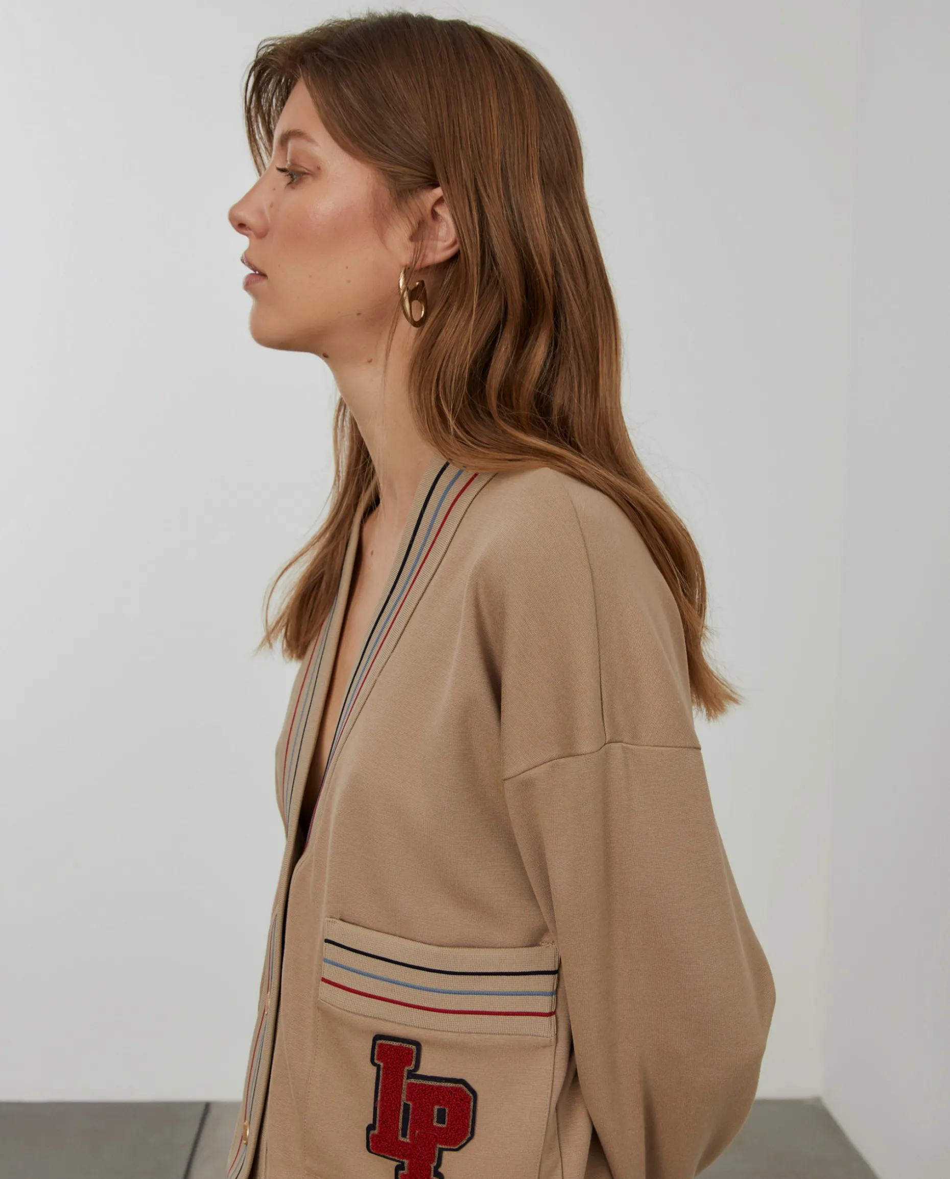 Casaco malha às riscas com bolsos