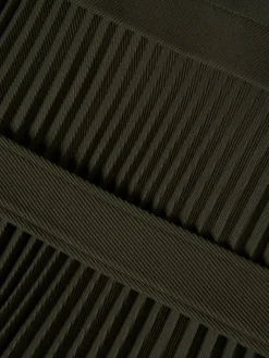 Casaco modelo gabardine com plissado