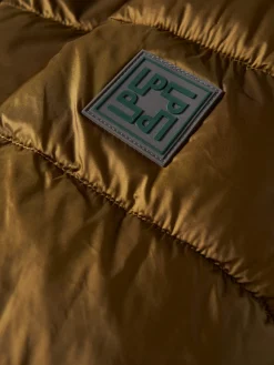 Casaco técnico acolchoado com capuz