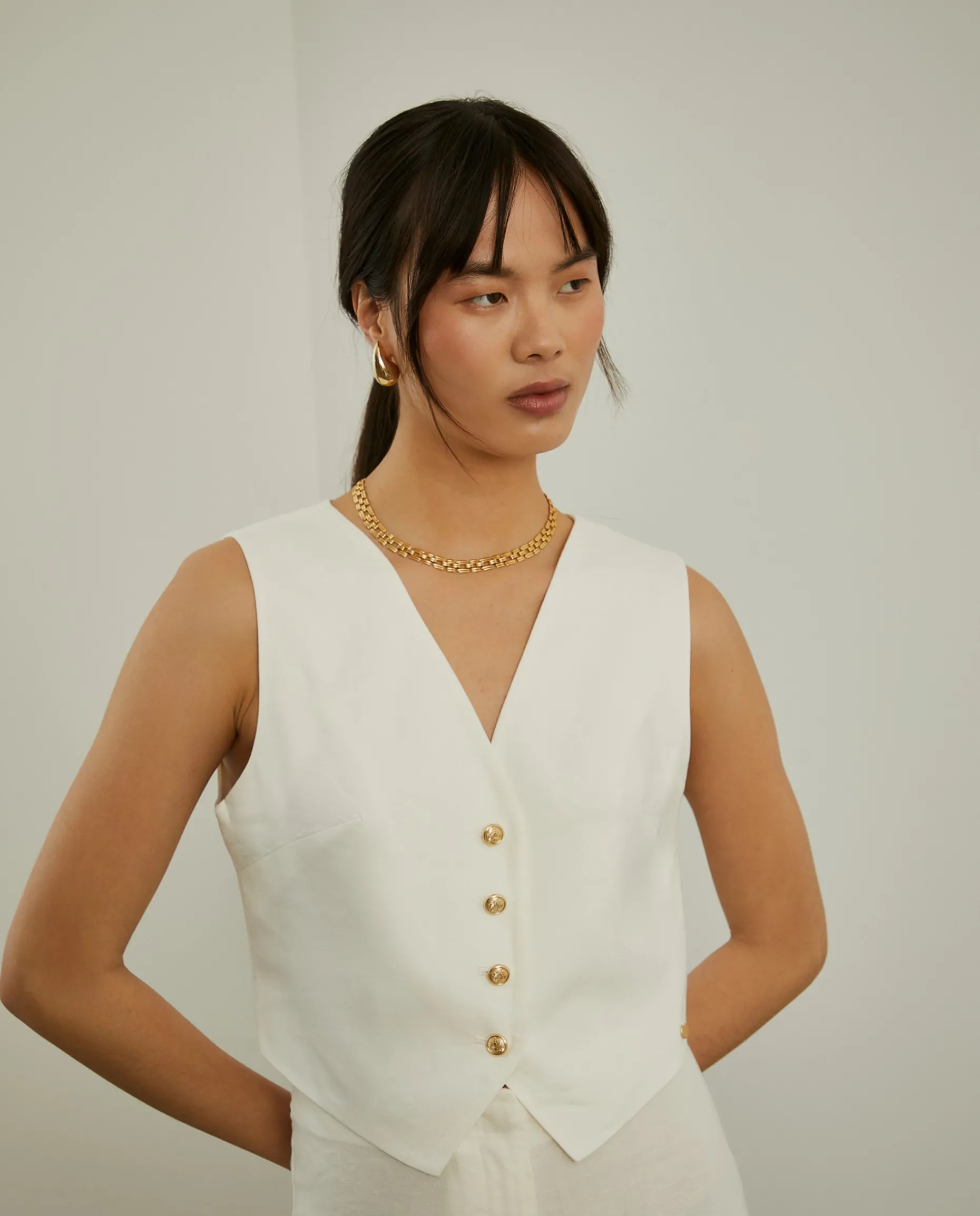 Colete 100% linho com botões brasão dourados