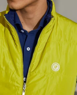 Colete reversível em tecido técnico com bolsos e fecho frontal