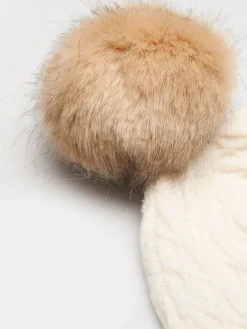 Gorro em malha tricotada com pompom