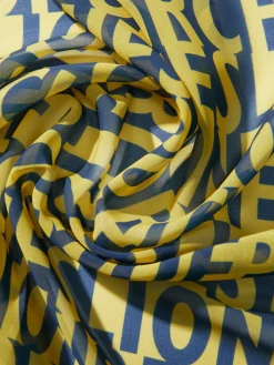 Lenço com lettering