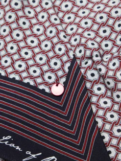 Lenço com padrão acorrentado