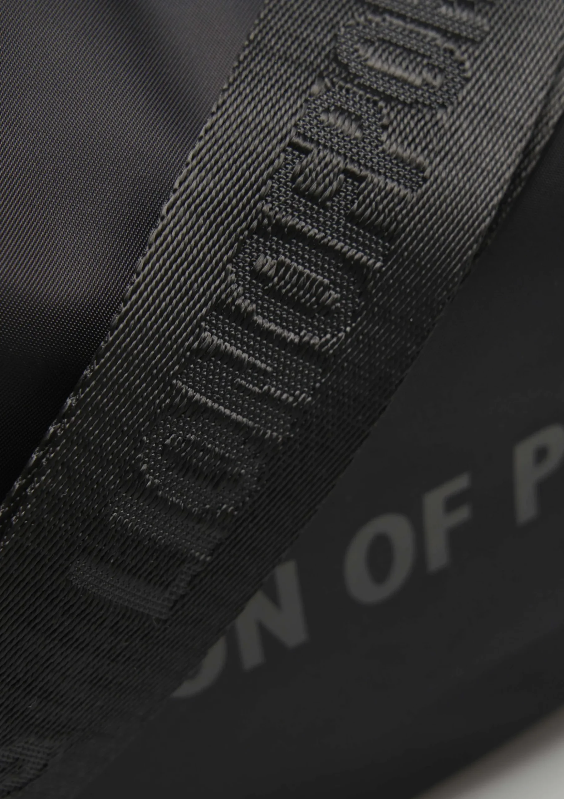 Mala de ombro meia lua em nylon