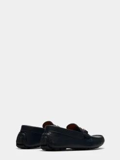 Mocassins de pele com detalhe metálico