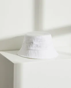 Panamá para mulher com relevo de monograma e etiqueta