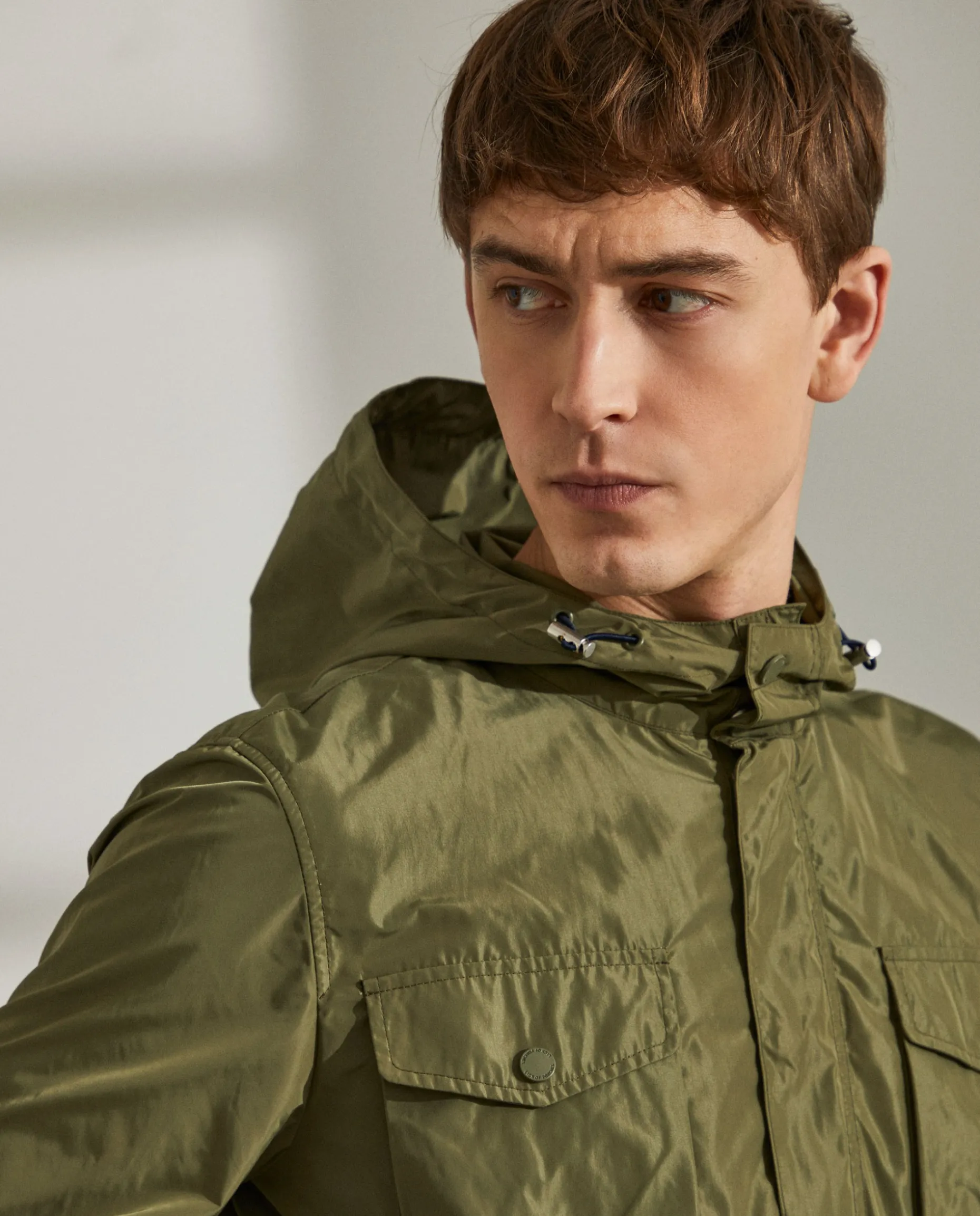 Parka em tecido técnico com capuz e bolsos