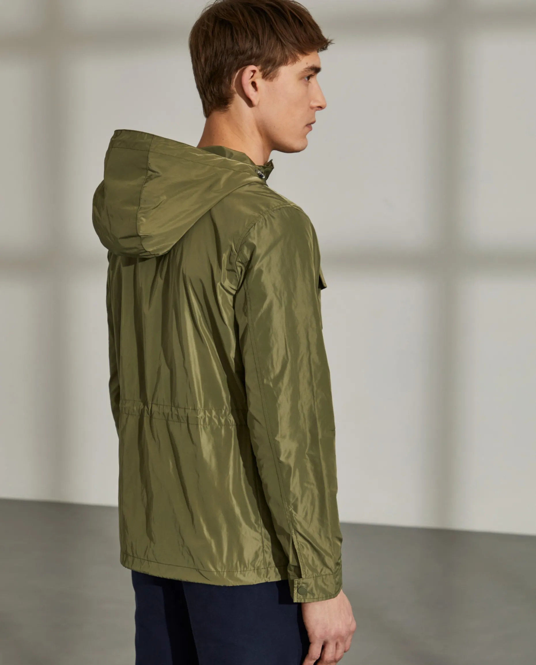 Parka em tecido técnico com capuz e bolsos