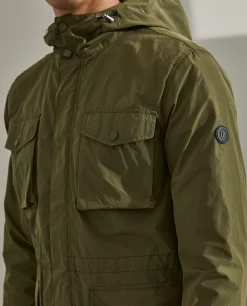 Parka em tecido técnico com capuz e bolsos