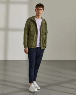 Parka em tecido técnico com capuz e bolsos