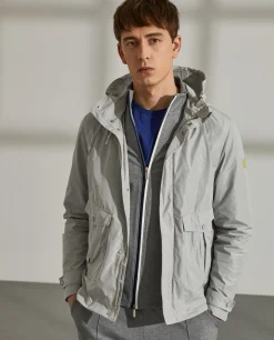 Parka para homem em tecido técnico com capuz e bolsos