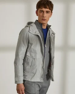 Parka para homem em tecido técnico com capuz e bolsos