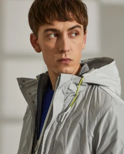 Parka para homem em tecido técnico com capuz e bolsos