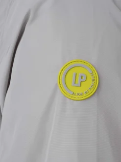 Parka para homem em tecido técnico com capuz e bolsos