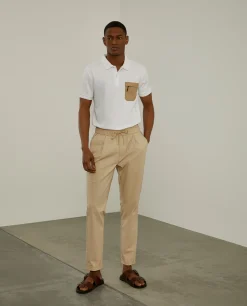 Polo slim fit com bolso em contraste