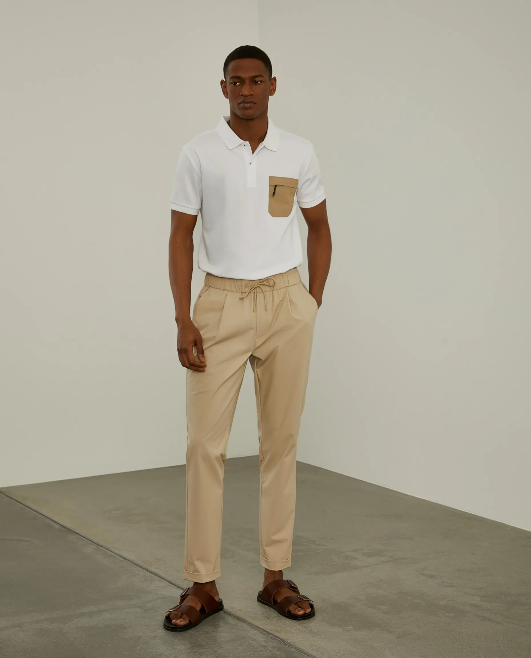 Polo slim fit com bolso em contraste