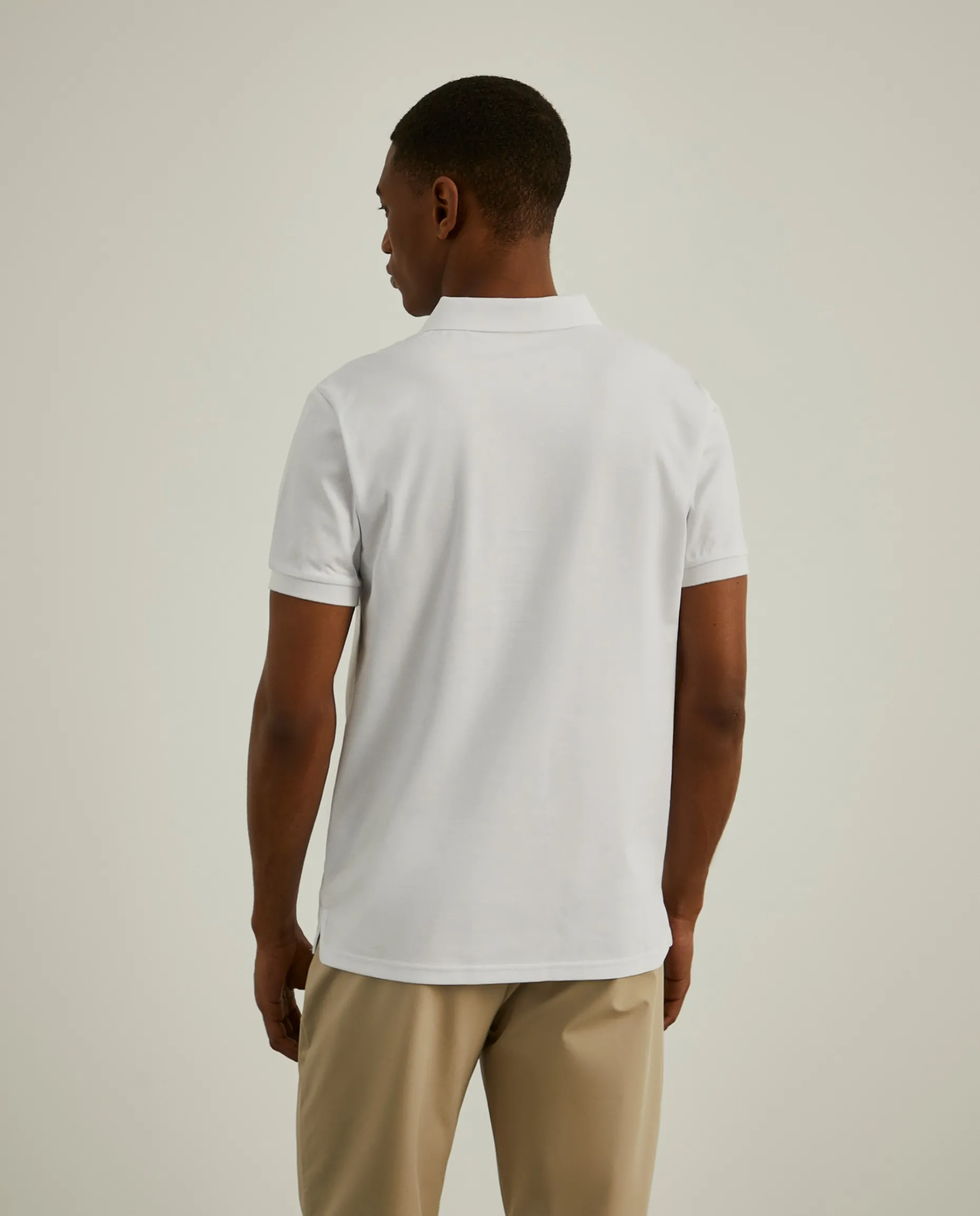 Polo slim fit com bolso em contraste