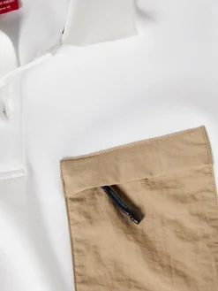 Polo slim fit com bolso em contraste