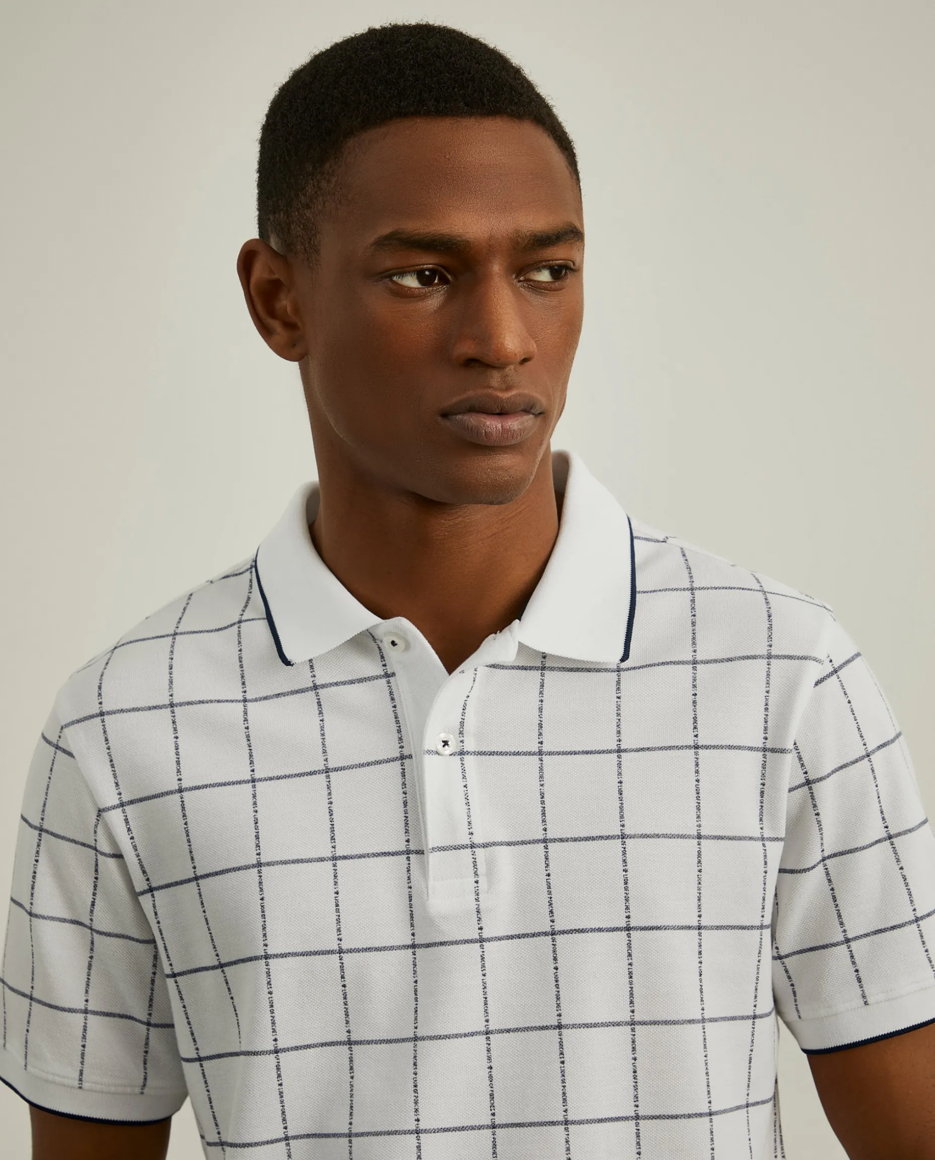 Polo slim fit com padrão quadrados