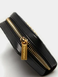 Porta-moedas com monograma em relevo