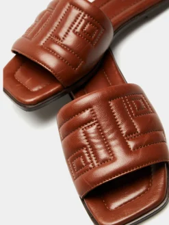 Sandália acolchoada com monograma