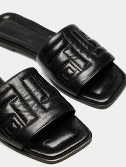 Sandália acolchoada com monograma