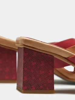 Sandálias cruzadas em pele com tacão