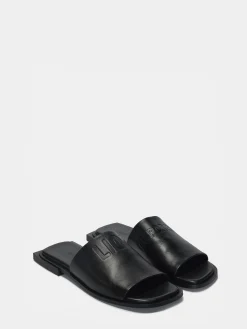 Sandálias em pele com gravação e pormenor no tacão