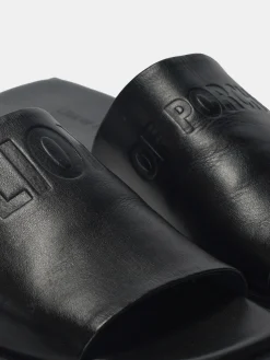 Sandálias em pele com gravação e pormenor no tacão