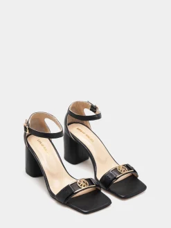 Sandálias em pele com tacão