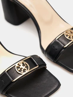 Sandálias em pele com tacão