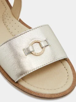 Sandálias em pele com tiras