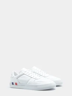 Sapatilhas brancas em pele com cordão