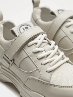 Sapatilhas combinadas com velcro