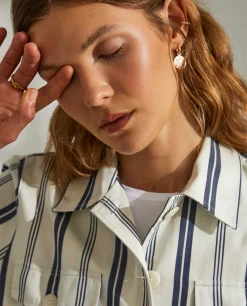 Sobrecamisa com riscas e cintura ajustável