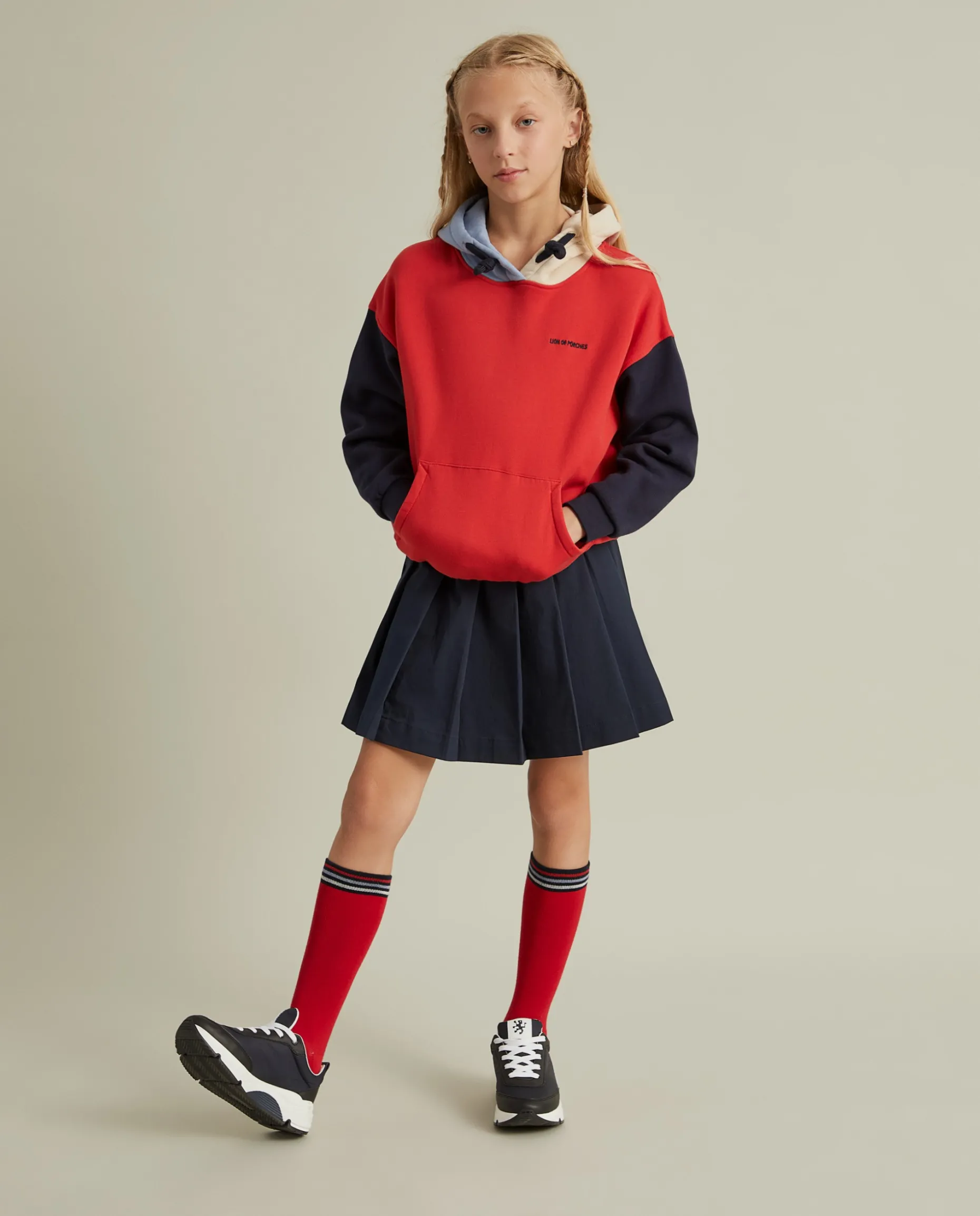 Sweater color block com capuz