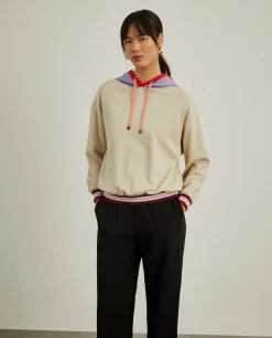 Sweater com capuz ajustável