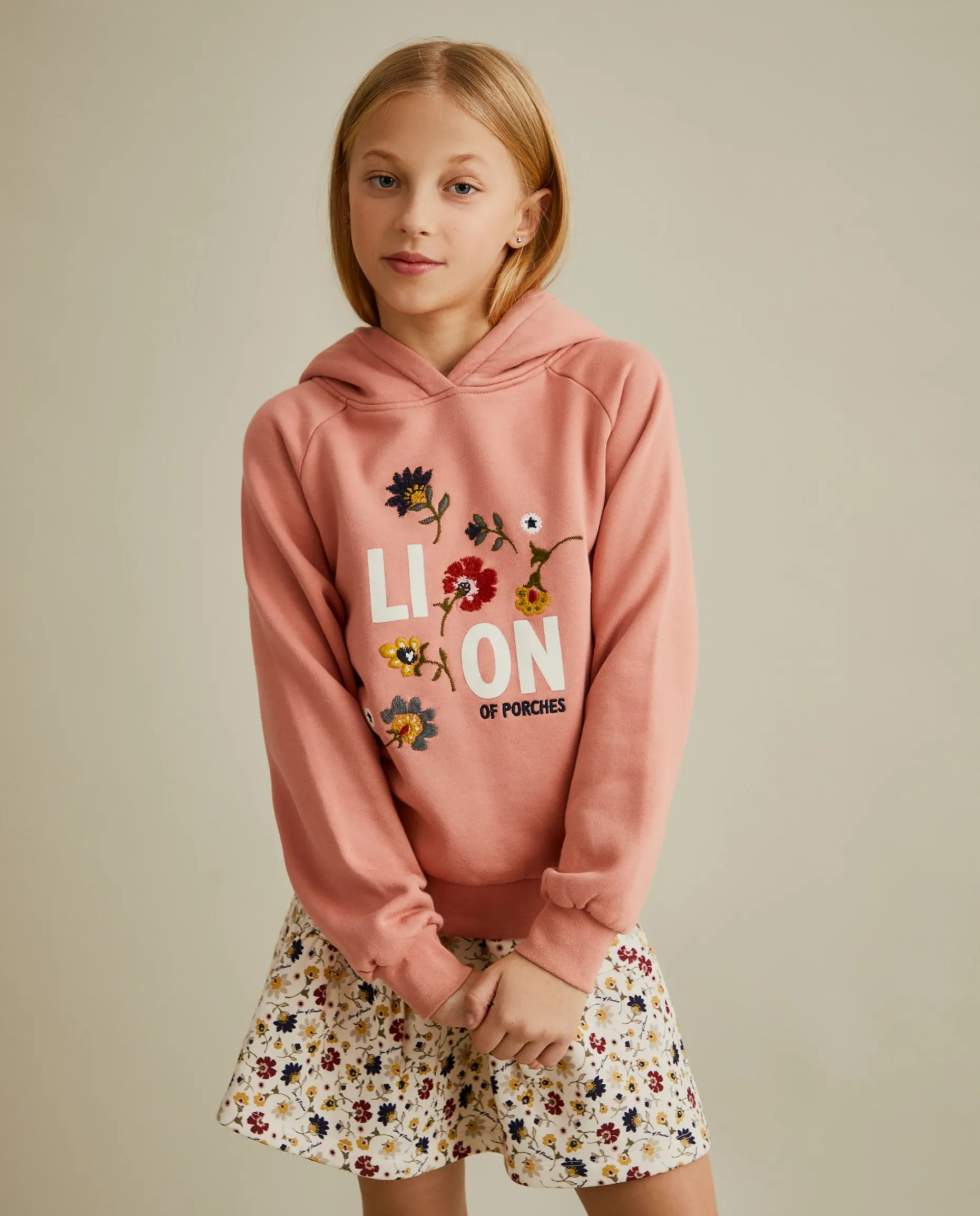 Sweater com capuz e bordado de flores