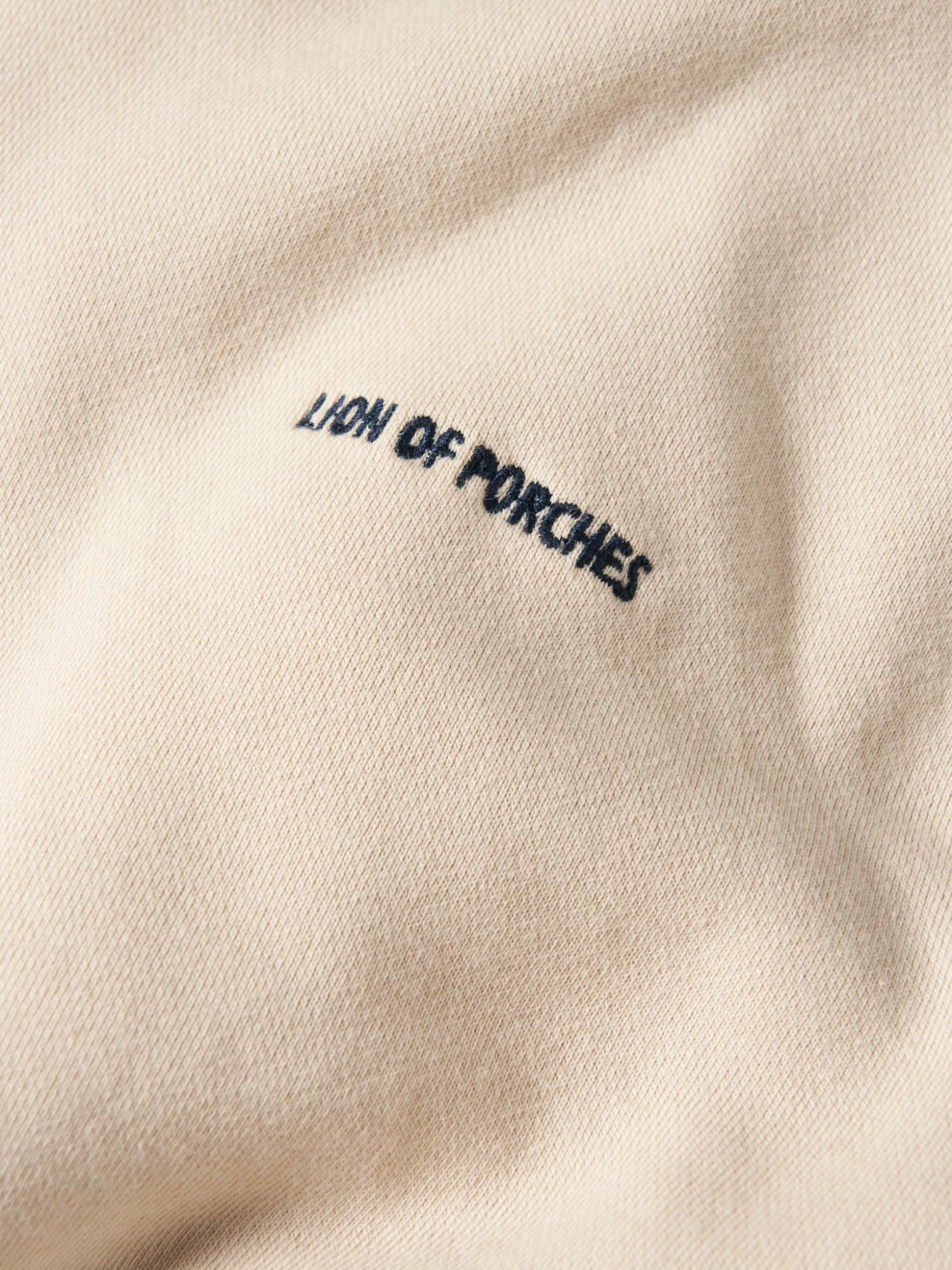 Sweater com capuz e mangas em contraste