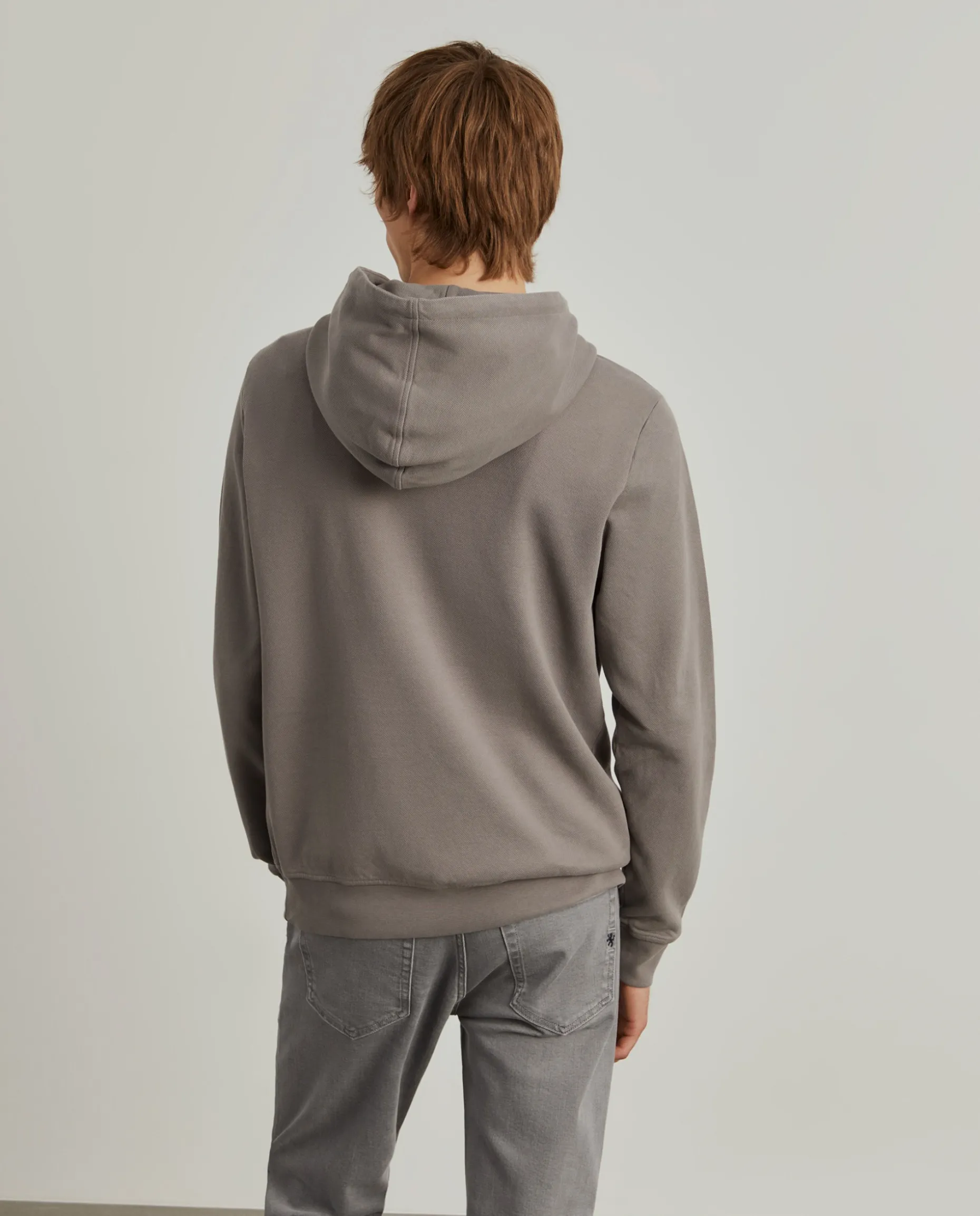 Sweater com capuz em malha piqué