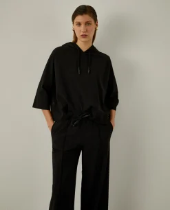 Sweater com manga raglan e capuz ajustável