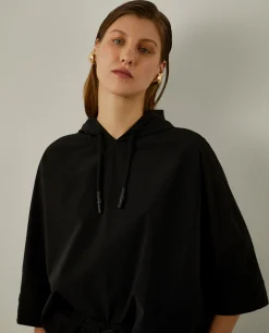 Sweater com manga raglan e capuz ajustável