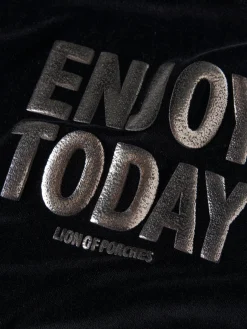 Sweater veludo com capuz e mensagem