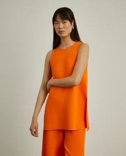 Top em malha com aberturas laterais