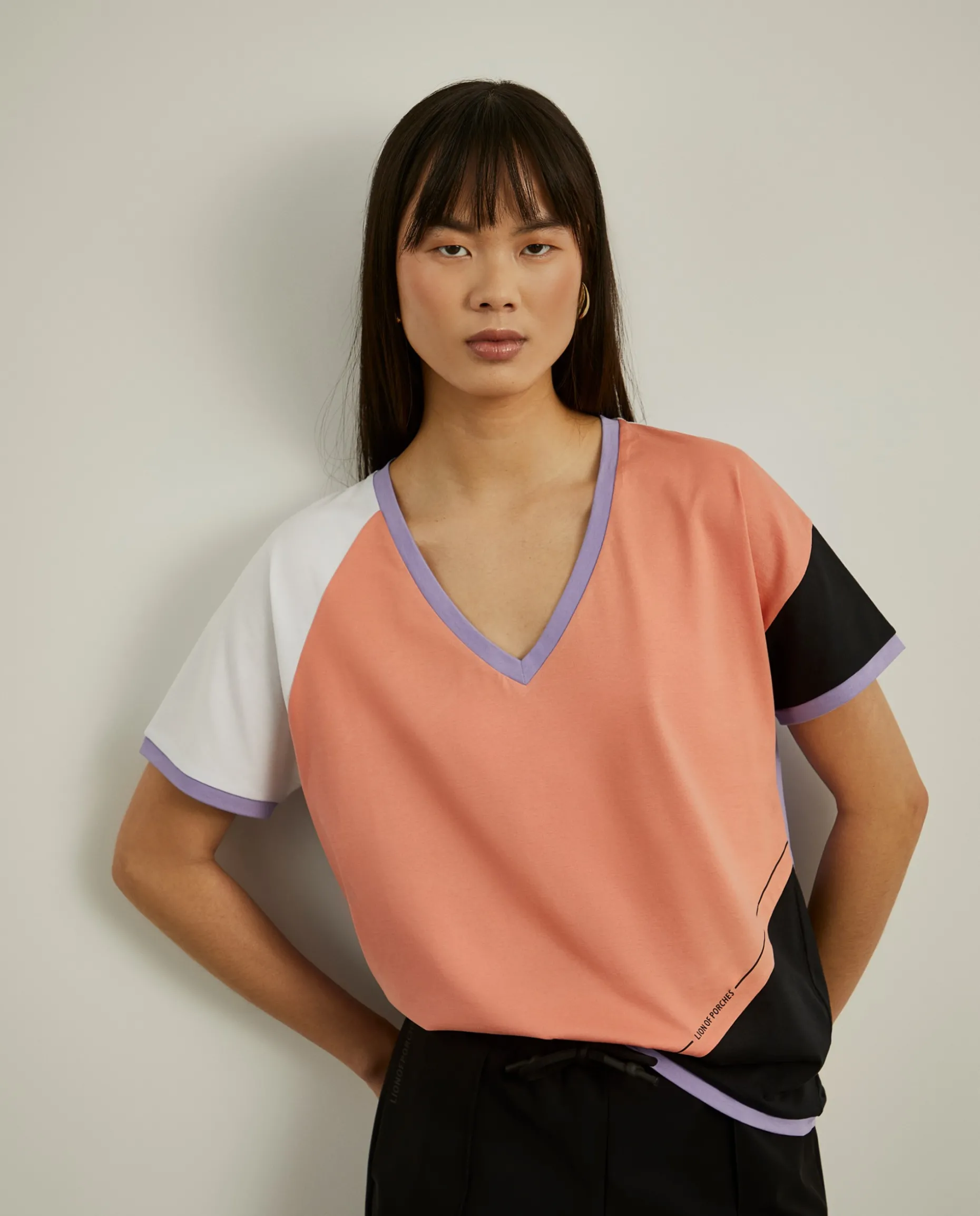 T-shirt color block decote em V