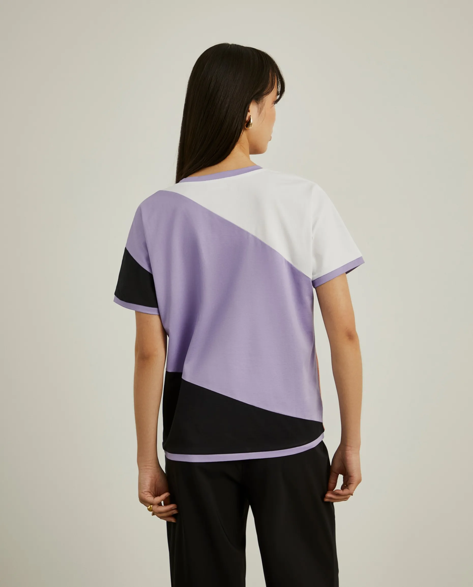 T-shirt color block decote em V