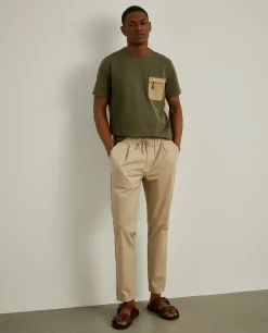 T-shirt com bolso em contraste