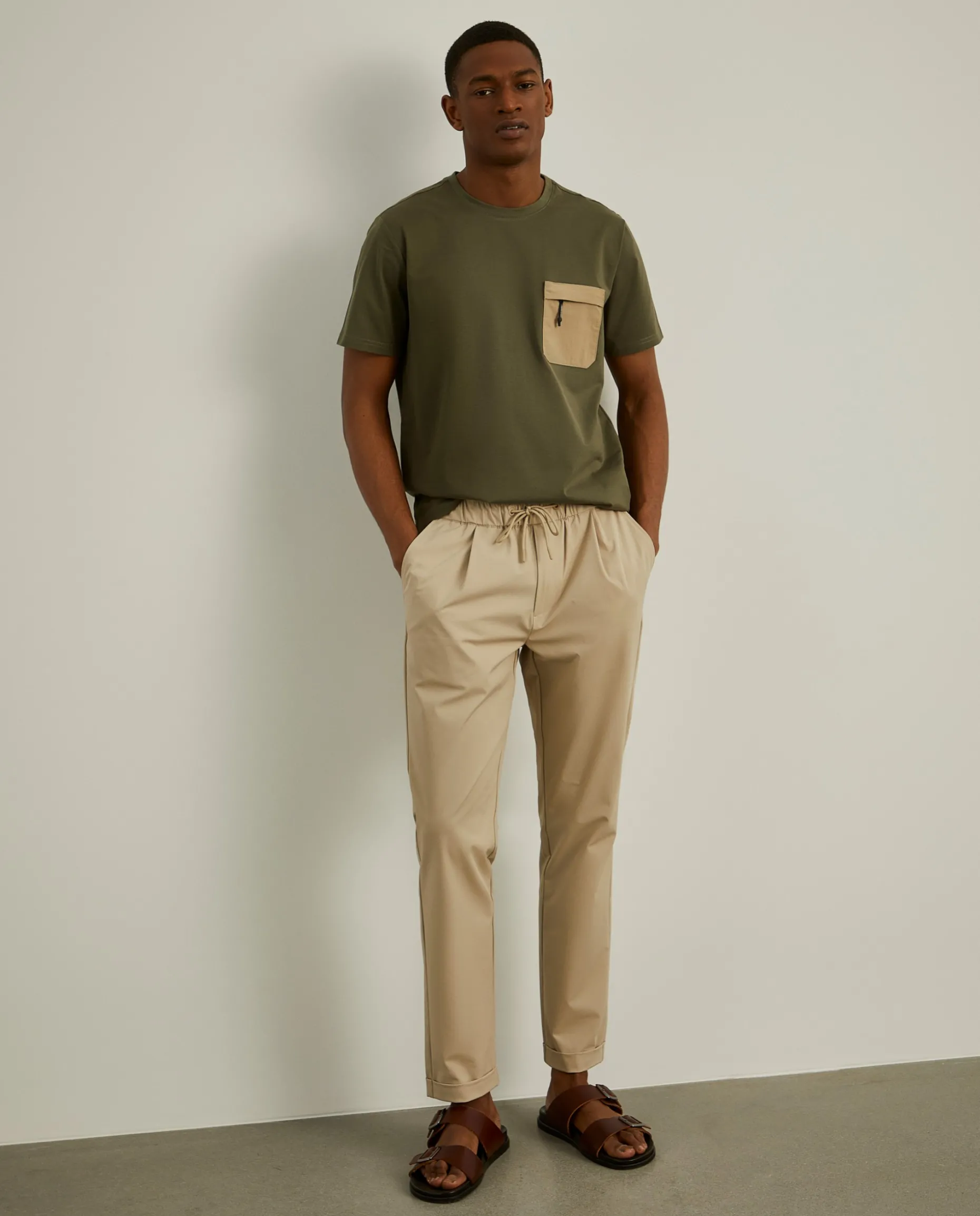 T-shirt com bolso em contraste